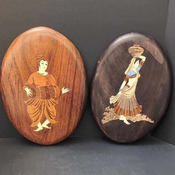 VGT, Rosewood Set Of 2 Oval Marquetry Wall Plaques with South Indian Man/Woman. - Picture 1 of 15